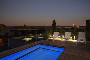 Outdoor pool, pool umbrellas, sun loungers - Home Suite Hotels Rosebank (Johannesburg)