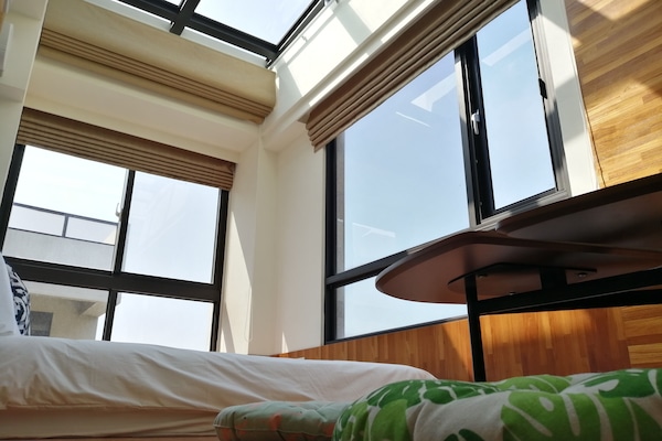 Kamar Quadruple Senior | Meja kerja, tirai kedap cahaya, Wi-Fi gratis, dan seprai linen