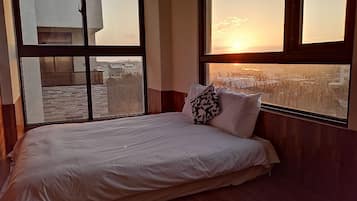Senior Quadruple Room | Meja, langsir/tirai gelap terus, Wi-fi percuma, cadar katil