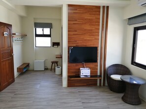 4 人部屋 ダブルベッド 2 台 | デスク、遮光カーテン、WiFi (無料)、ベッドシーツ