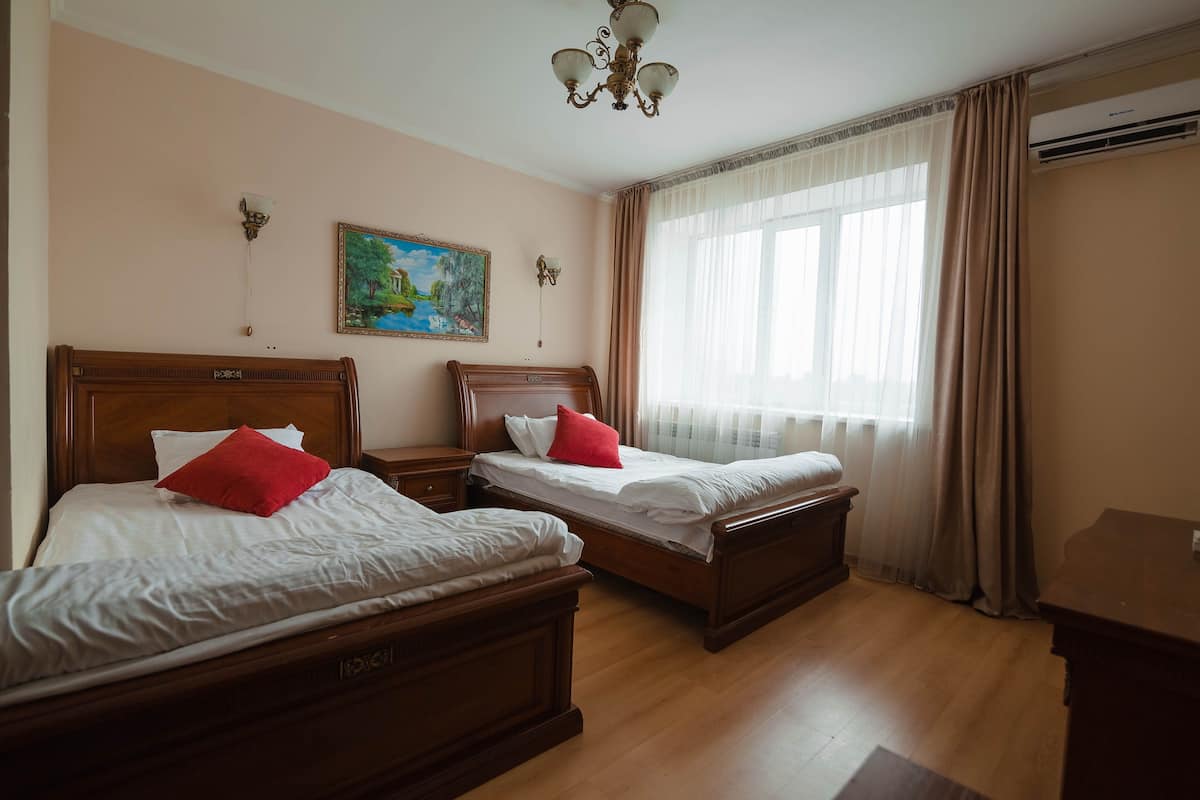 Standard Twin Room | Desk