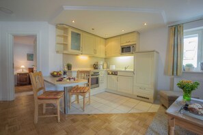 Fridge, microwave, oven, dishwasher - City Residence 5 - City Residence WE2 / WE3 / WE5 / WE 7 - 2nd row - sauna (Heringsdorf)