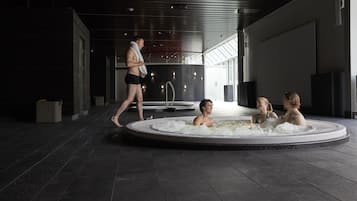 Bañera de hidromasaje cubierta