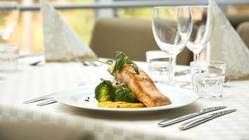 朝食、ランチ、ディナーに営業