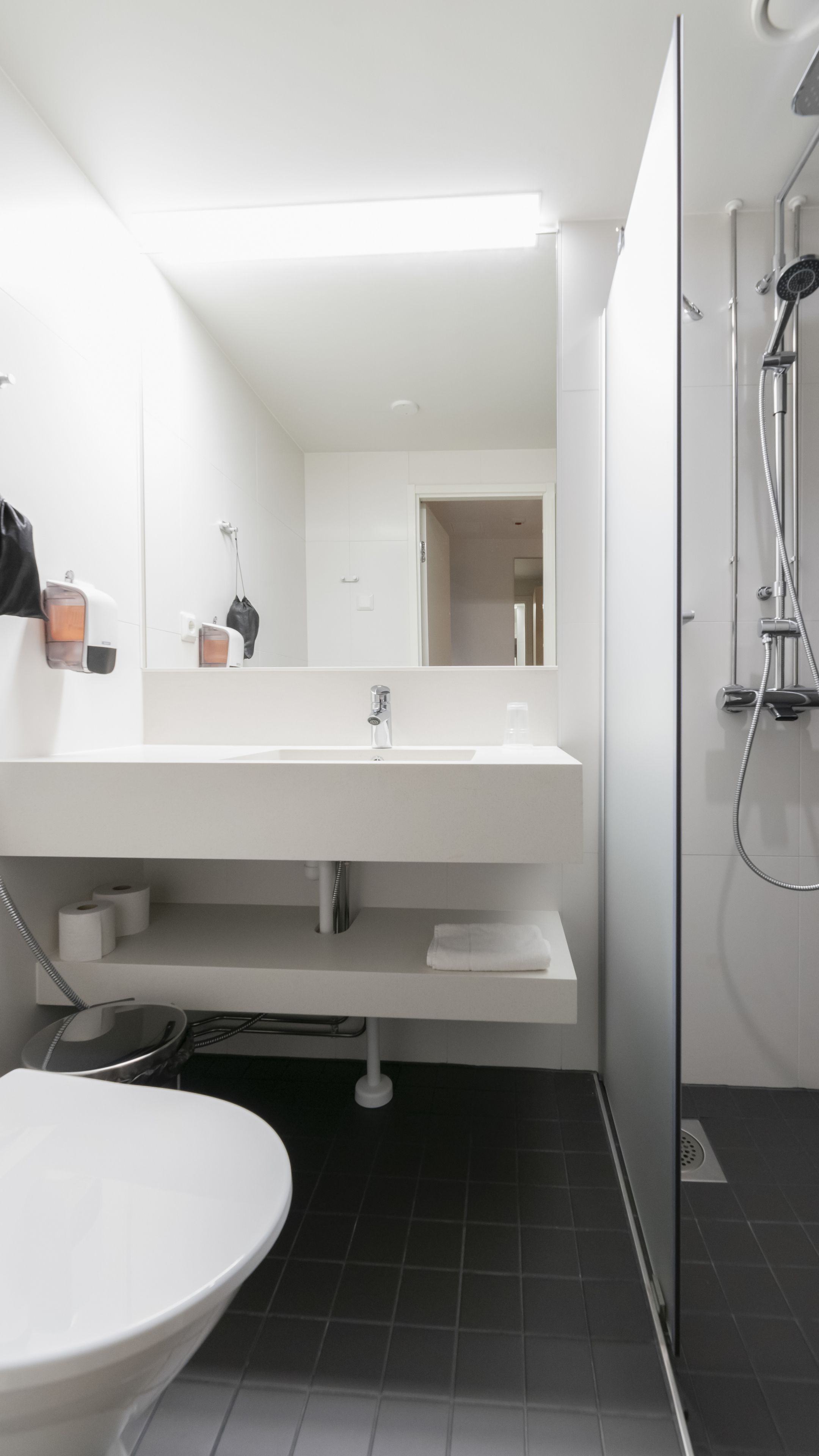 standard single room | bathroom | shower, free toiletries, hair dryer, bidet