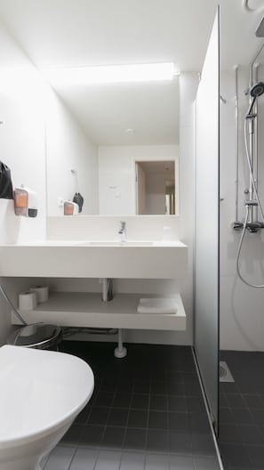 Chambre simple Standard | Salle de bain | Douche, articles de toilette (gratuits), séchoir à cheveux, bidet