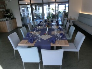 بوفيه فطور يوميًا بتكلفة قدرها (5 EUR للشخص)