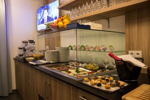 Petit déjeuner buffet servi tous les jours en supplément