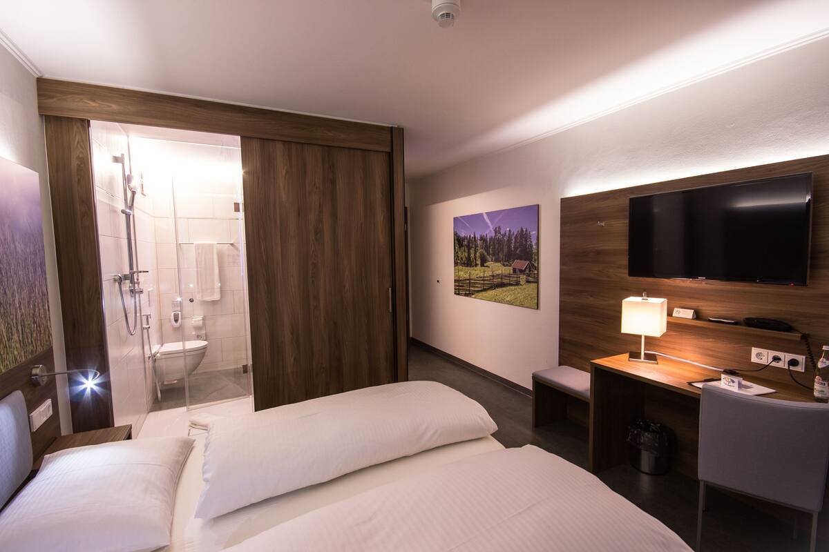 Deluxe Double or Twin Room | Hypo-allergenic bedding, in-room safe, individually decorated, desk