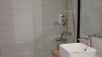 Douche, sĂšche-cheveux, papier toilette
