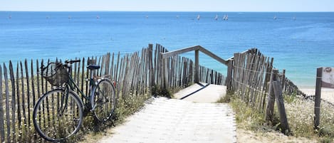 Una spiaggia nelle vicinanze