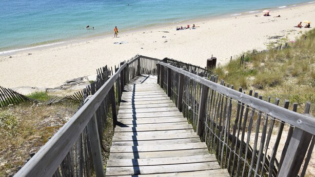 A wooden staircase leading to a beach with clear blue water. - Nice T2 view on the port of Crouesty (Arzon)
