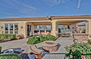 Outdoor dining - Desert House With Casita , Pool ,Hot Tube Located On The Trilogy Golf Course ! (Peoria)
