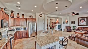 KylskÄp, mikrovÄgsugn, ugn och spishÀll