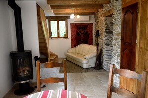 Interior - Ideal for children: games, wide-open spaces 500m away, animals to cuddle (Saint-Pierre-De-Trivisy)