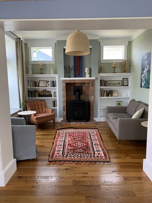 TV connectée, cheminée, livres