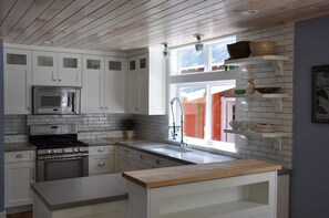 Fridge, microwave, oven, stovetop - Hansel And Gretel Cottage in downtown Saugatuck (Saugatuck)