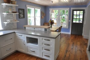 Interior - Hansel And Gretel Cottage in downtown Saugatuck (Saugatuck)