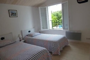 4 bedrooms, iron/ironing board, travel crib, free WiFi - Lovely, comfortable house built in 2010, 200m from the beach, 8 bikes and free wifi. (Noirmoutier-En-L'île)
