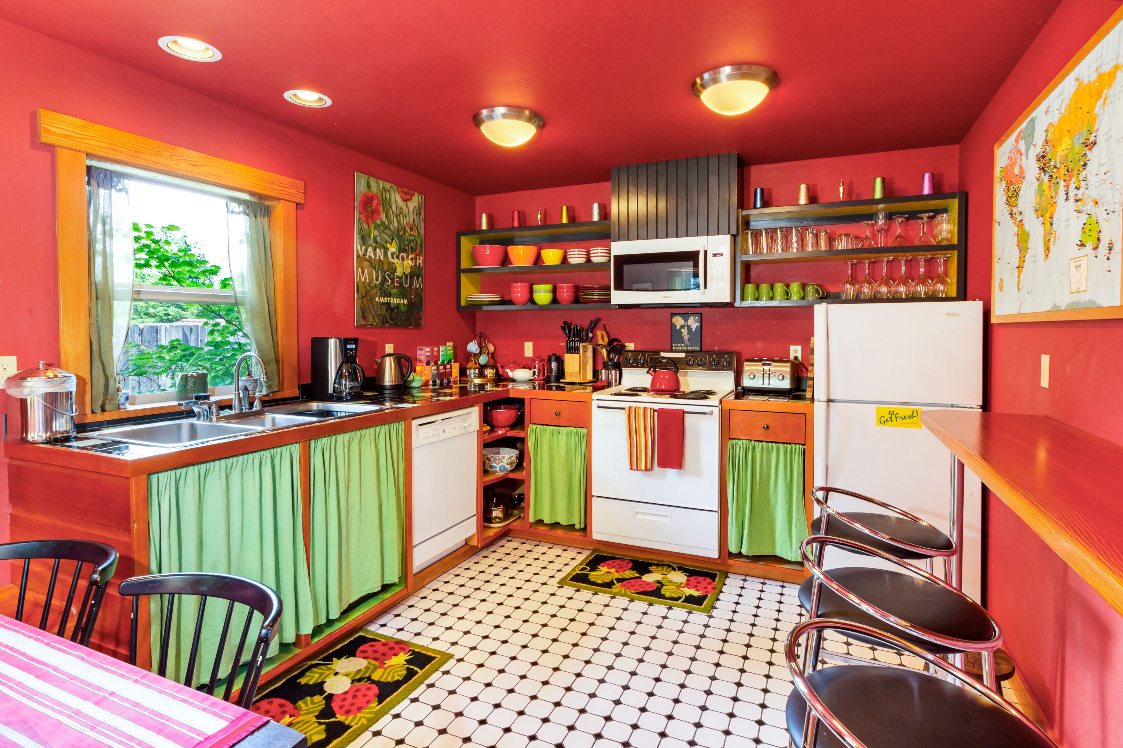 Custom Crafted Unique Home~ FABULOUS group lodging ~ 1.3 miles from Harbor