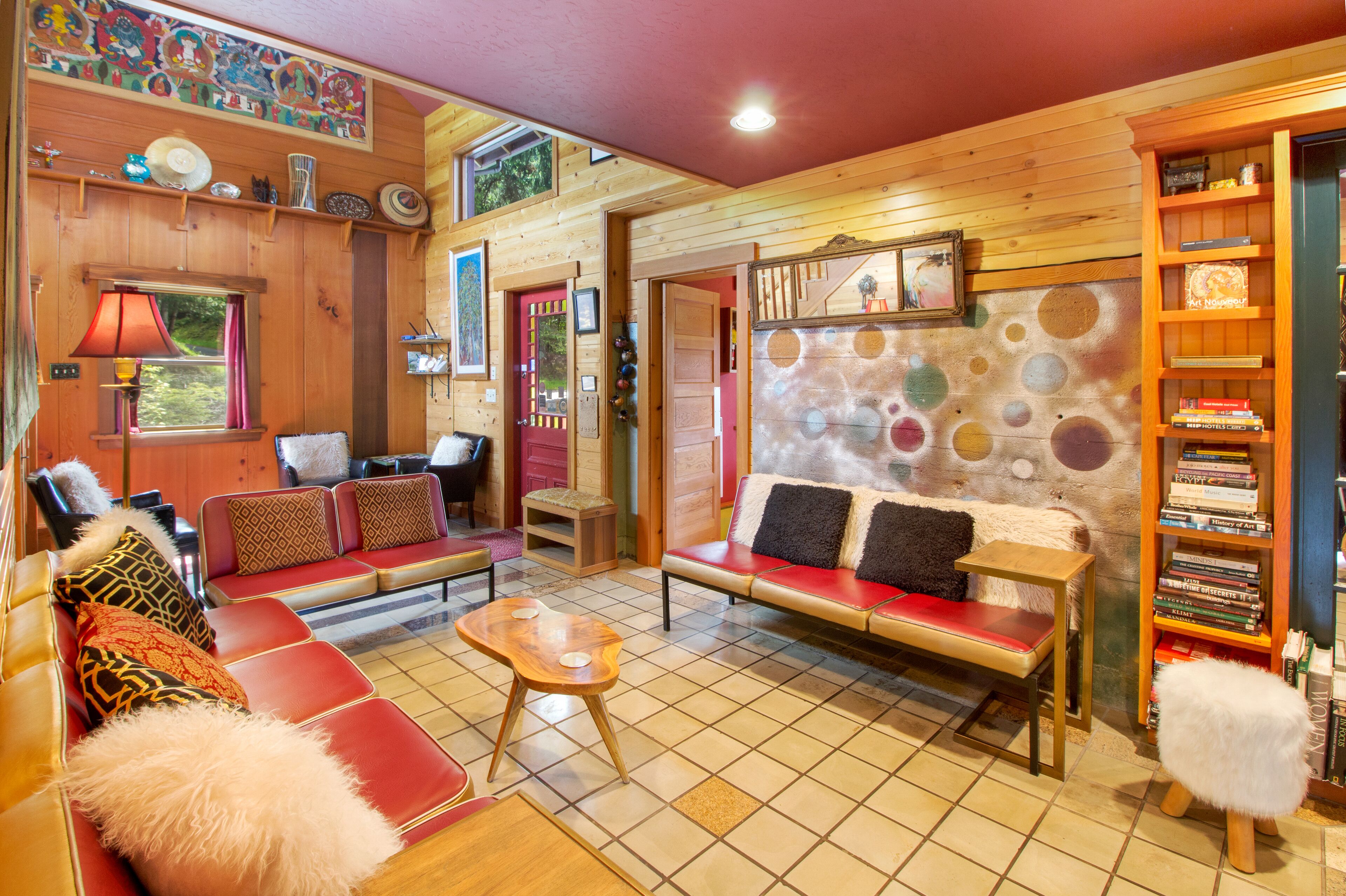 Custom Crafted Unique Home~ FABULOUS group lodging ~ 1.3 miles from Harbor