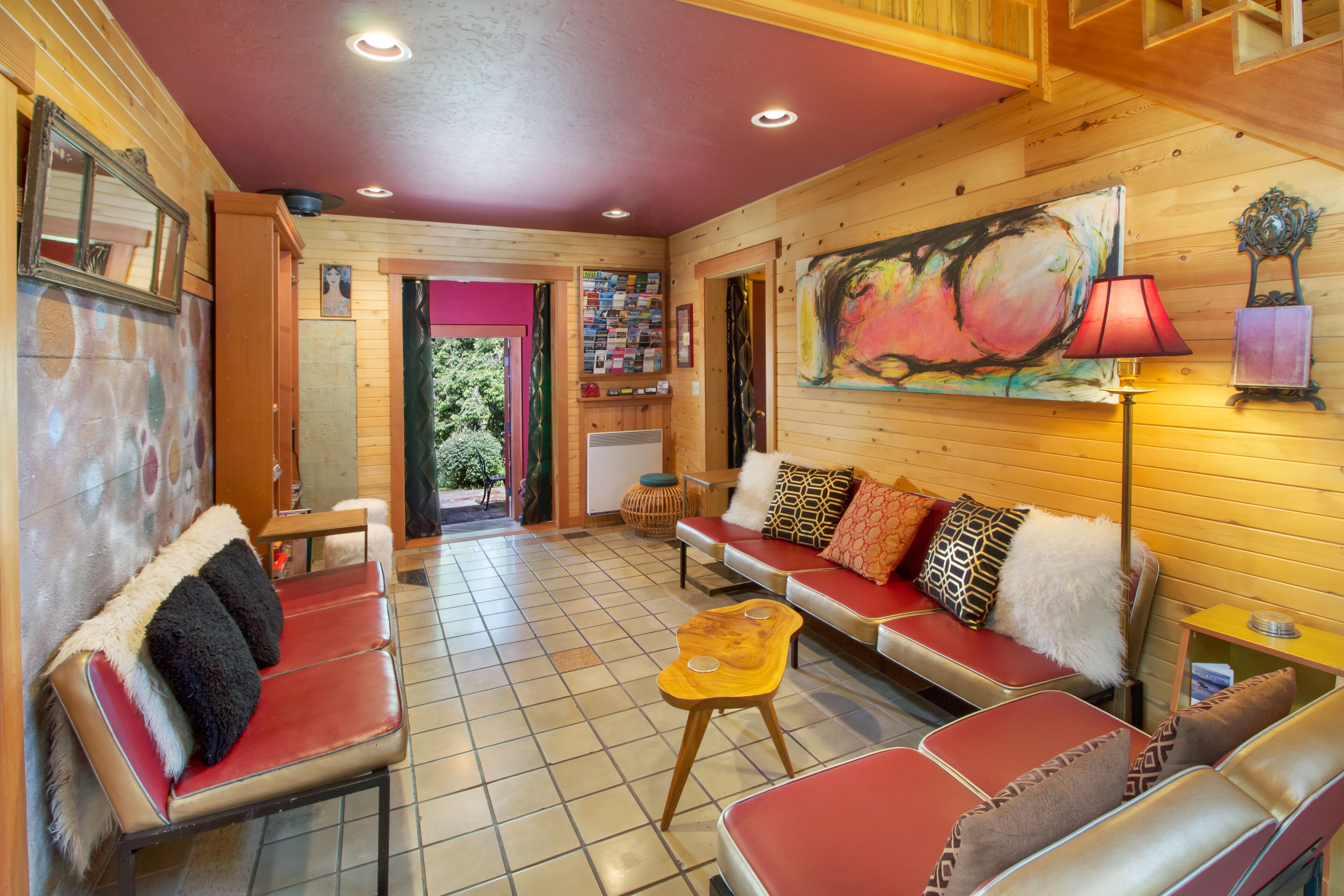 Custom Crafted Unique Home~ FABULOUS group lodging ~ 1.3 miles from Harbor