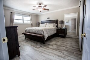 4 habitaciones, tabla de planchar con plancha, wifi y ropa de cama 