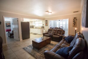 Smart TV, chimenea y estéreo 