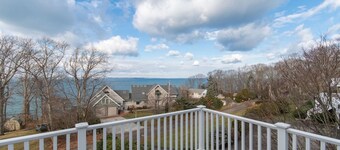 Stunning comtemporary house with amazing ocean views!
