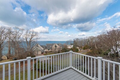 Stunning comtemporary house with amazing ocean views!