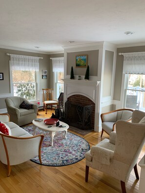 Smart TV, fireplace, books - Stunning comtemporary house with amazing ocean views! (Plymouth)
