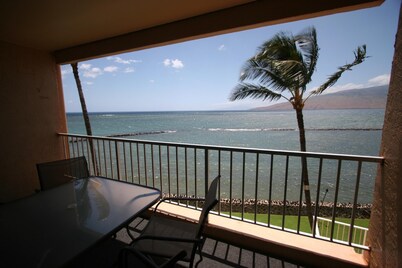 Beautiful 1 bedroom ocean front condo with a/c in Menehune Shores ,Kihei