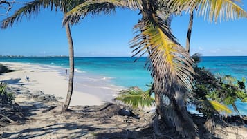 Beach nearby, sun-loungers, beach towels