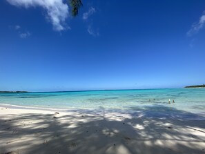 In Strandnähe, Liegestühle, Strandtücher