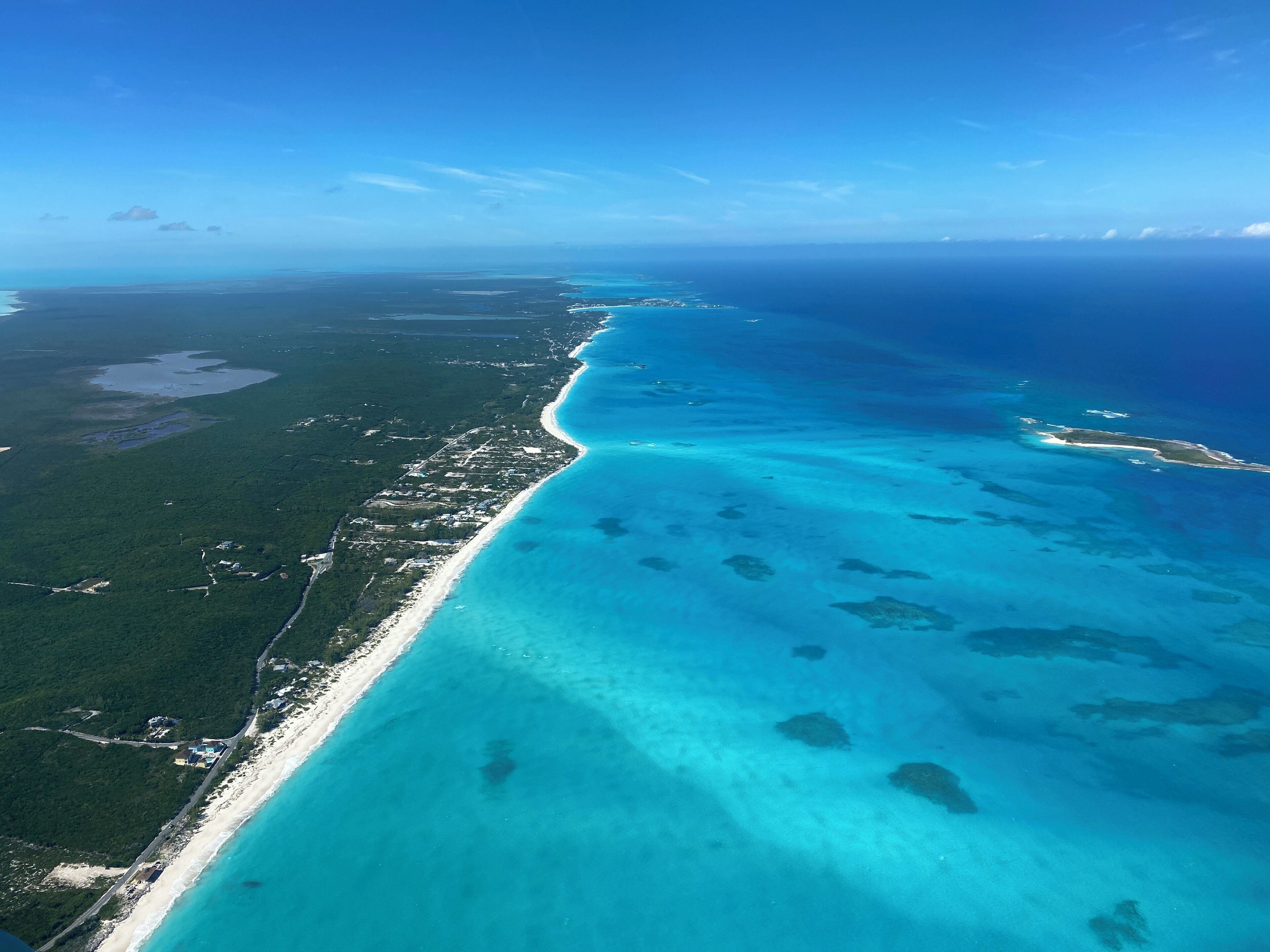 Vlak bij het strand, ligstoelen aan het strand, strandlakens