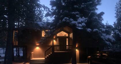 Sunriver Book Early and Save! Great, Quiet Location! 3 Bd/2 ba/Hot Tub! A/C!