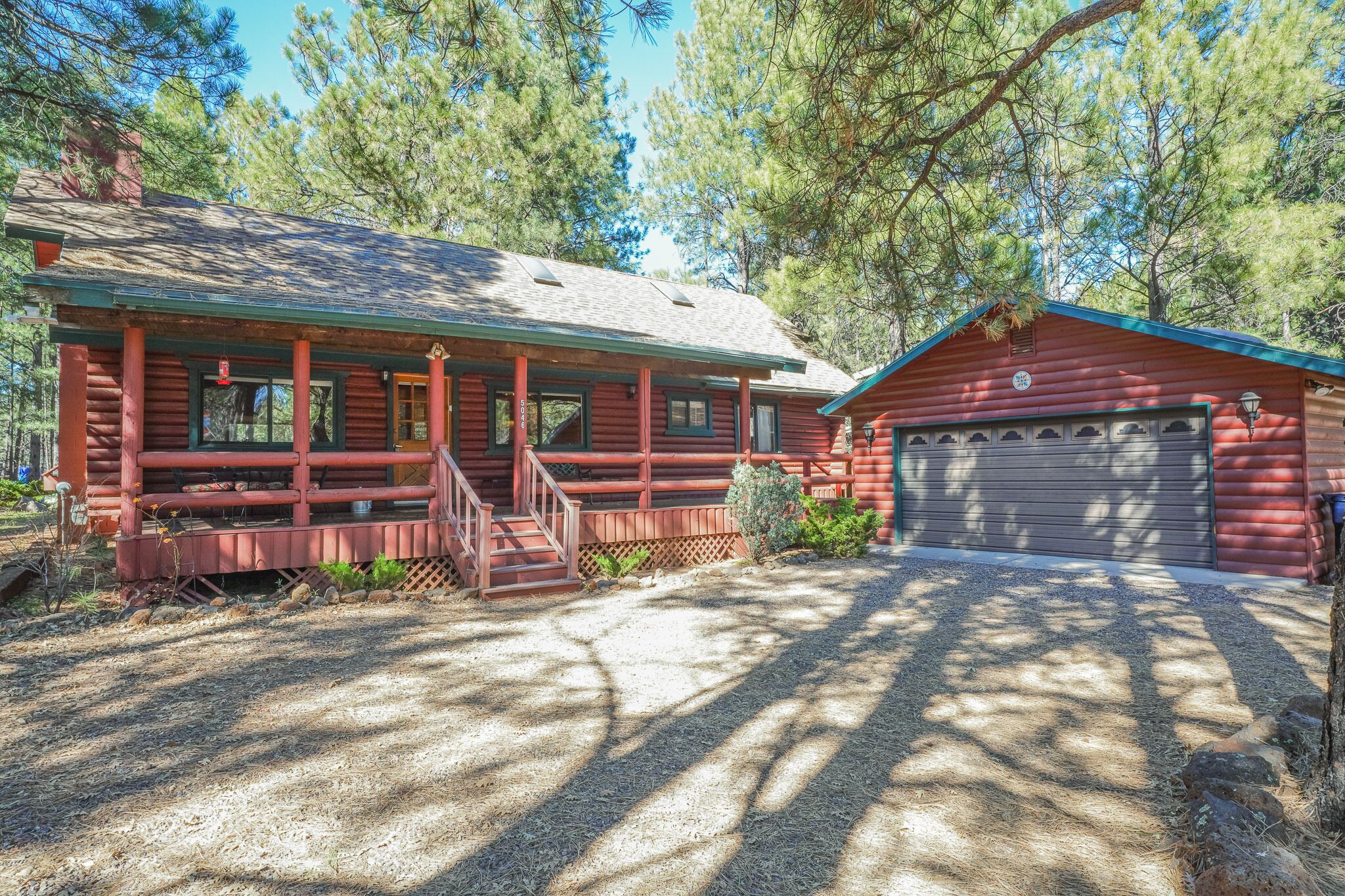 CHARMING TRUE LOG CABIN IN THE PTLCC--PETS WELCOME! CLOSE TO GOLF AND HORSEBACK