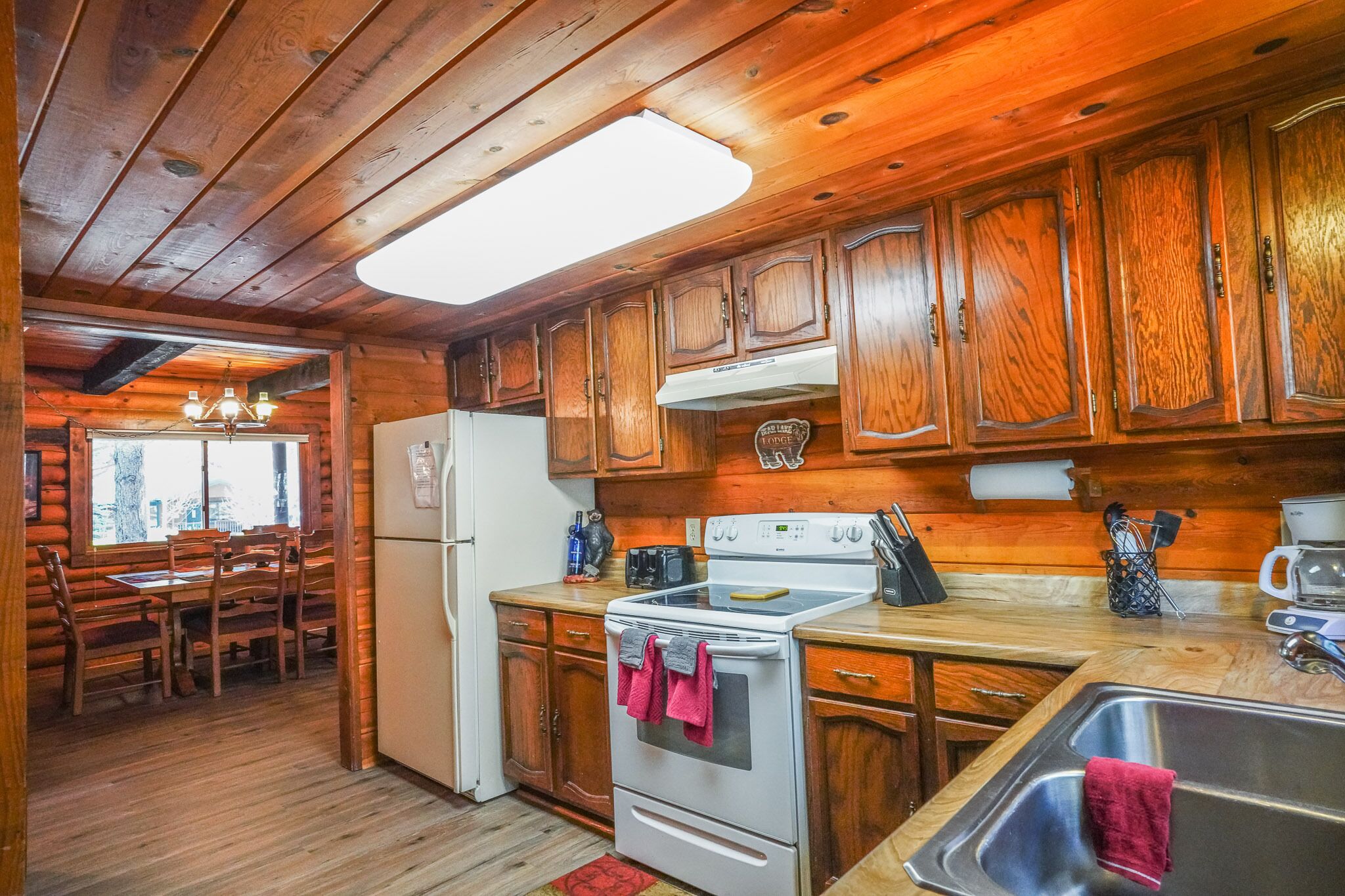 CHARMING TRUE LOG CABIN IN THE PTLCC--PETS WELCOME! CLOSE TO GOLF AND HORSEBACK