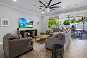 Smart-TV, DVD-spiller, fotballspill og stereoanlegg