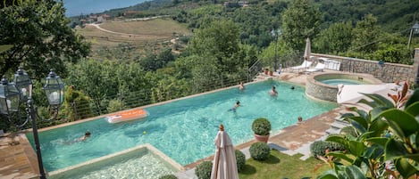 Piscine extérieure, chaises longues