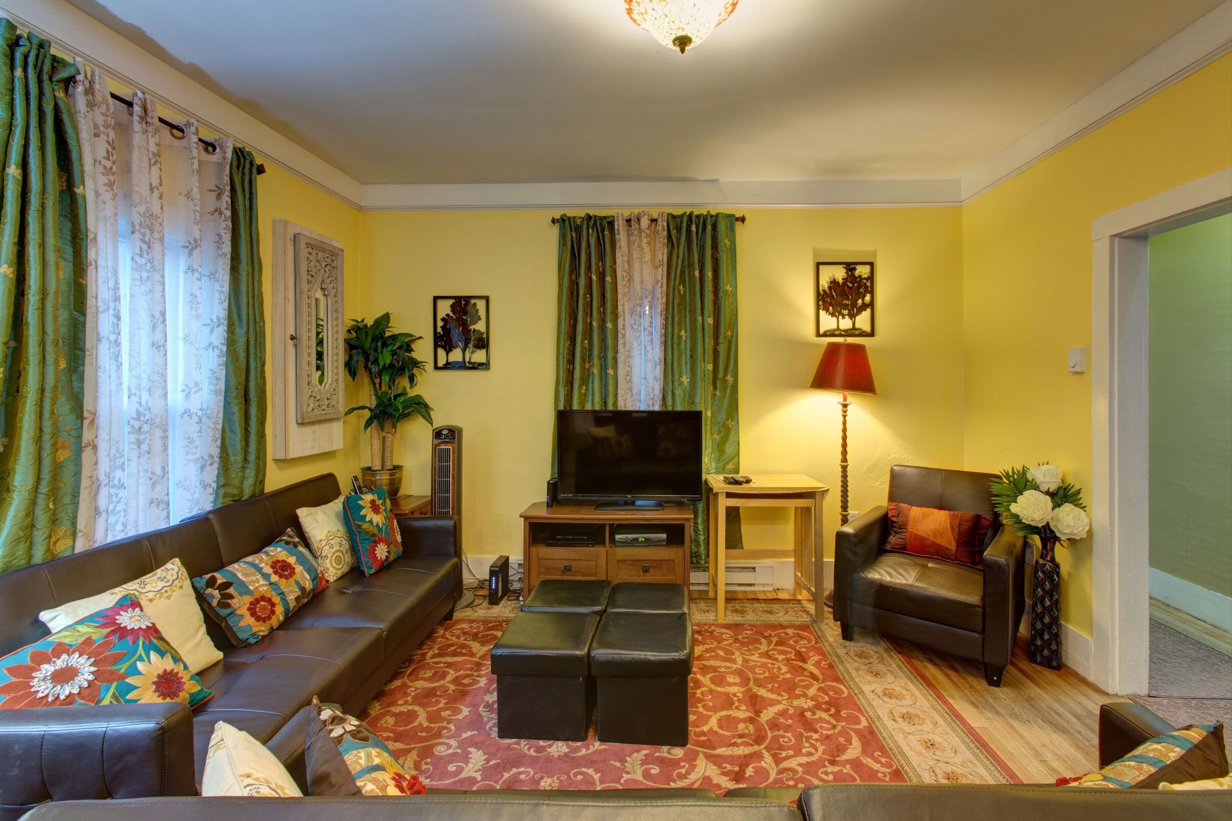 Historic Farmhouse, Great Family getaway with modern amenities