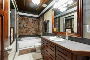 Bathtub, towels, soap, toilet paper - Two Bedroom Ground Floor Ocean View Condo - Gold Standard Approved (San Pedro)