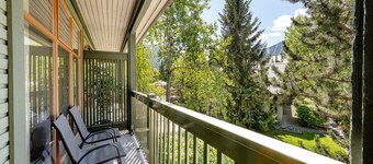 2 Bed Condo Close to Lifts in Whistler Village. Pool, Hot Tub