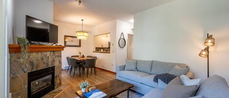 Una Smart TV, una chimenea, una biblioteca de música