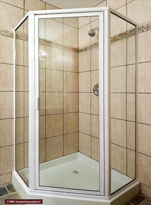 Ensemble baignoire-douche, séchoir à cheveux, serviettes fournies, savon