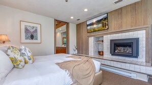 Room - Pinnacle Ridge 5 - Ski in Ski out, Private Hot Tub, Gas Fireplace (Whistler)