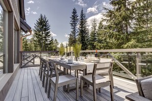 Outdoor dining - Pinnacle Ridge 5 - Ski in Ski out, Private Hot Tub, Gas Fireplace (Whistler)