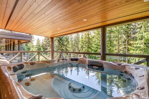 Outdoor spa tub - Pinnacle Ridge 5 - Ski in Ski out, Private Hot Tub, Gas Fireplace (Whistler)