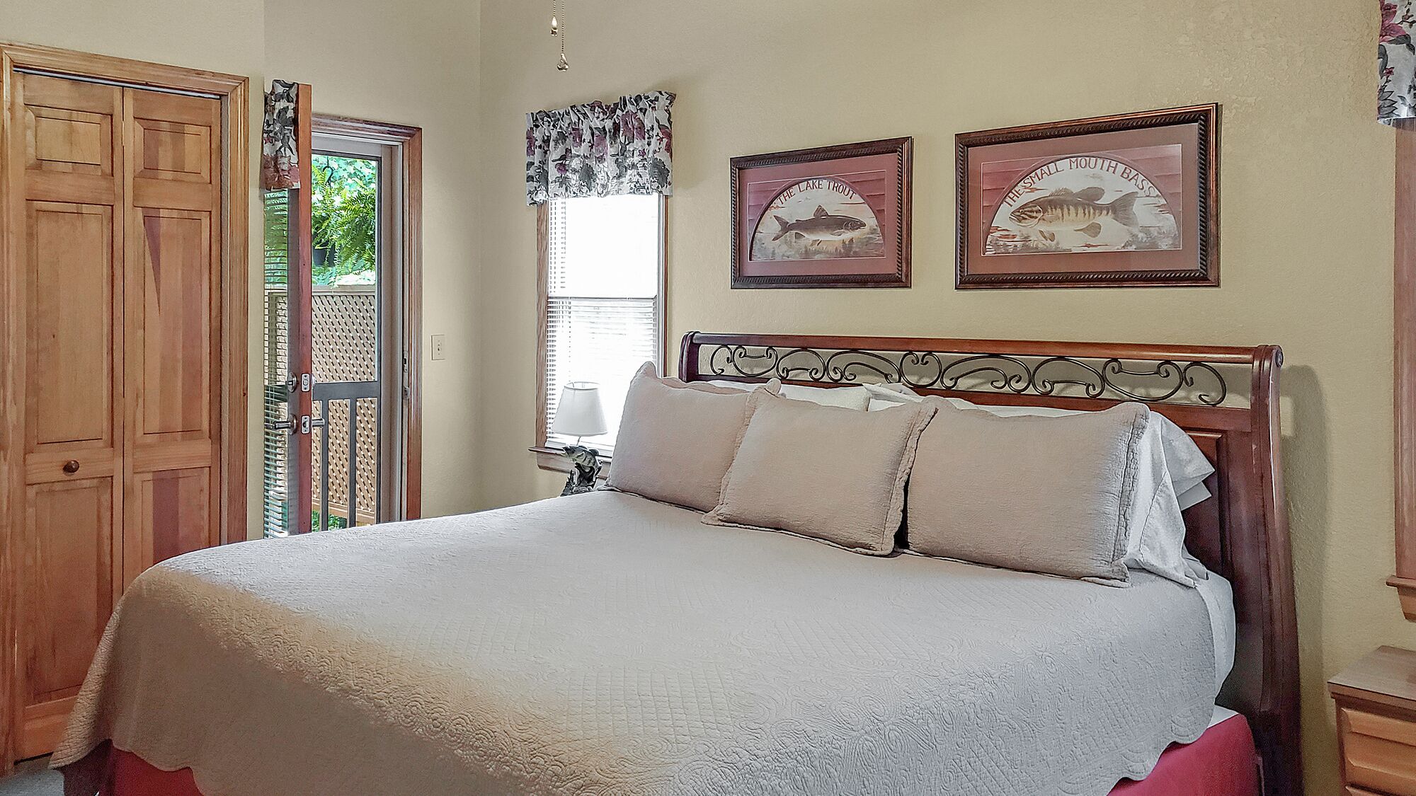 Couples Cabin w/King Bed, Wi-Fi, Hot Tub, & Grill in WNC Mtns