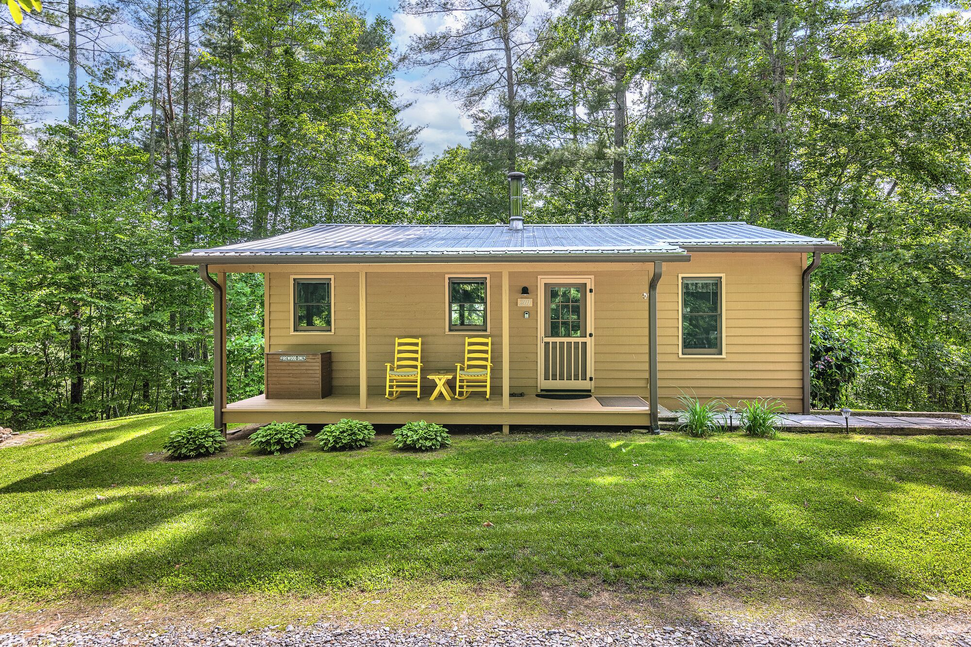 Couples Cabin w/King Bed, Wi-Fi, Hot Tub, & Grill in WNC Mtns